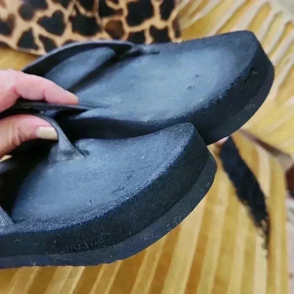 Men's Size 11 Teva Black Flipflops - Picture 7 of 15